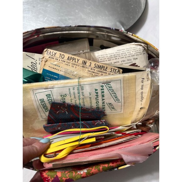 1960s Vintage Tin With Assorted Sewing Notions & Patterns - Picture 4 of 12